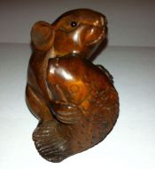 Netsuke mouse holding fish